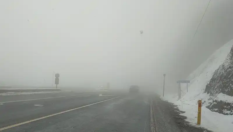 Bolu Dağı'nda Kar ve Sis Ulaşımı Olumsuz Etkiliyor: Sürücüler Dikkat!