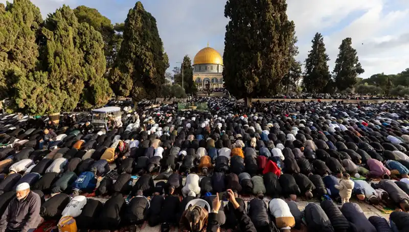 Mescid-i Aksa'da Ramazan Bayramı Coşkusu: 120 Bin Filistinli Bir Araya Geldi