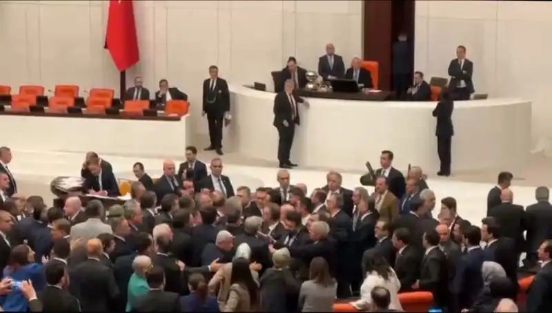 Mecliste Kavga Çıktı: Emekli İkramiyesi İçin Tartışmalar Büyüdü