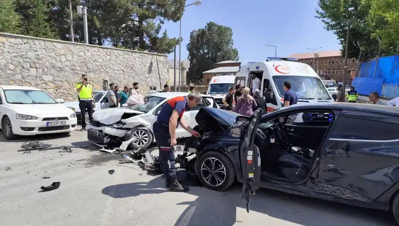 Bitlis'te Trafik Kazası: 10 Yaralının Yaşam Mücadelesi Devam Ediyor