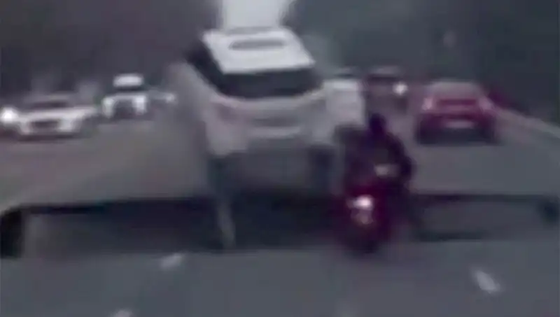 Güney Kore Otoyolunda Ortaya Çıkan Dev Çukur, Motosikleti Yuttu!