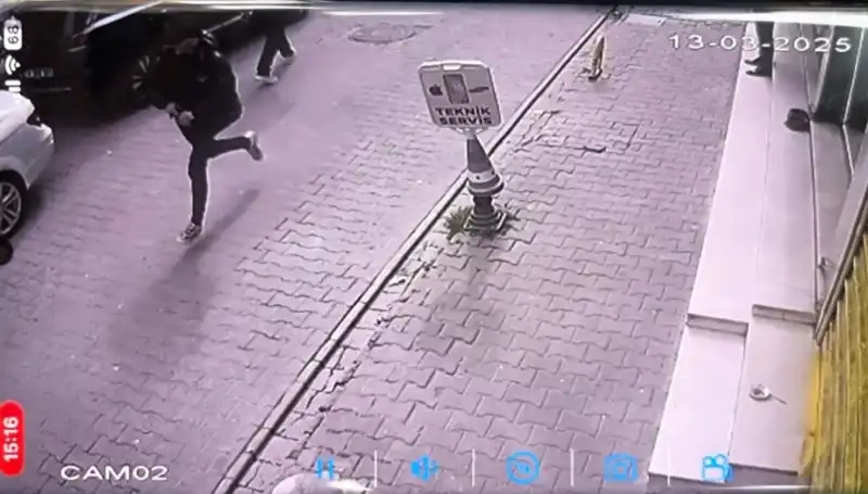 İstanbul'da Silahlı Saldırı: Bacağından Vurulan Genç Hastaneye Kaldırıldı