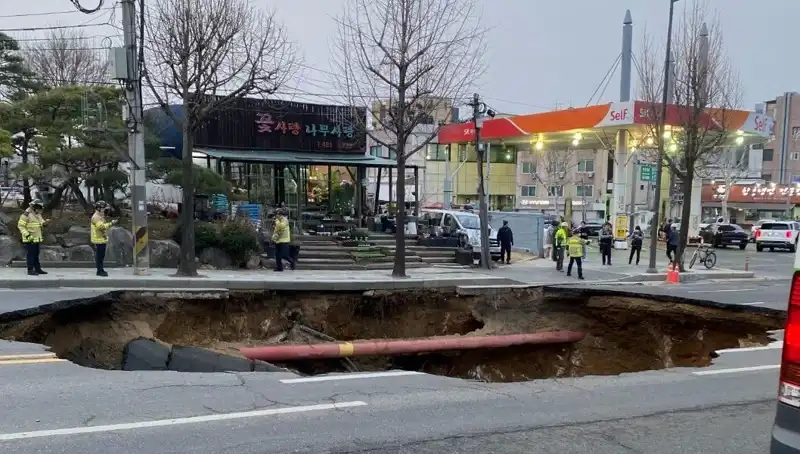 Güney Kore'de Motosiklet Kazası: Dev Çukur Yüzünden 1 Kayıp, 1 Yaralı
