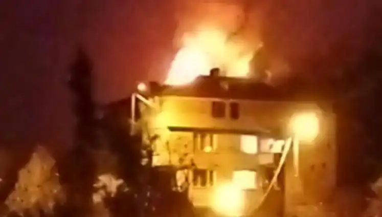 Saman Dolu Çatı Yangını Mahallede Panik Yarattı: Olay Anı ve Sonrası