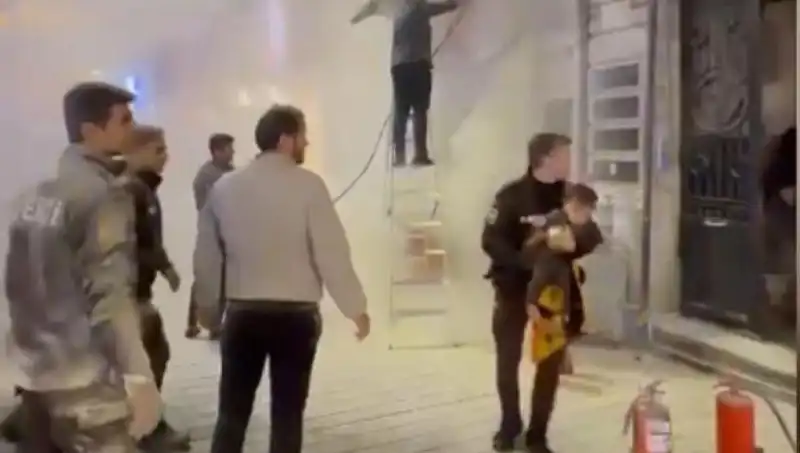 Beyoğlu'ndaki Büfede Çıkan Yangında Küçük Çocuk Son Anda Kurtarıldı