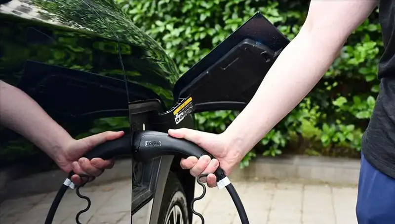 İngiltere, ABD'nin Gümrük Vergilerine Karşı Elektrikli Araç Üreticilerine Destek Veriyor