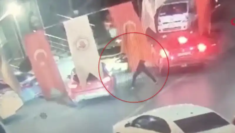 Genç Otomobilde Kurşun Yağmuruna Tutuldu: Olayın Perde Arkası Ne?