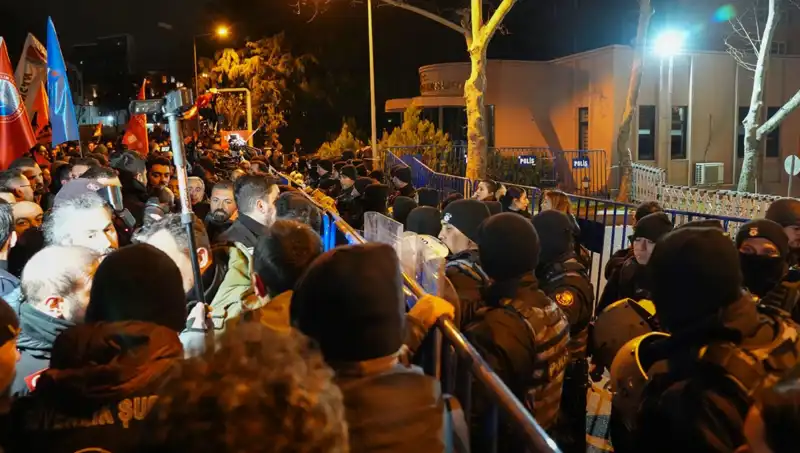 Ekrem İmamoğlu Protestoları: Yerlikaya 16 Polis Yaralandı, 53 Kişi Gözaltında