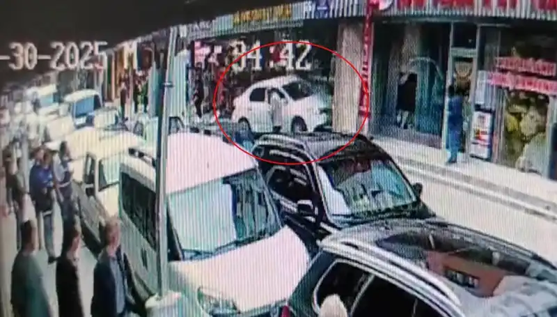 Alkollü Sürücünün Mağazaya Dalması: İki Çocuk Kıl Payı Kurtarıldı